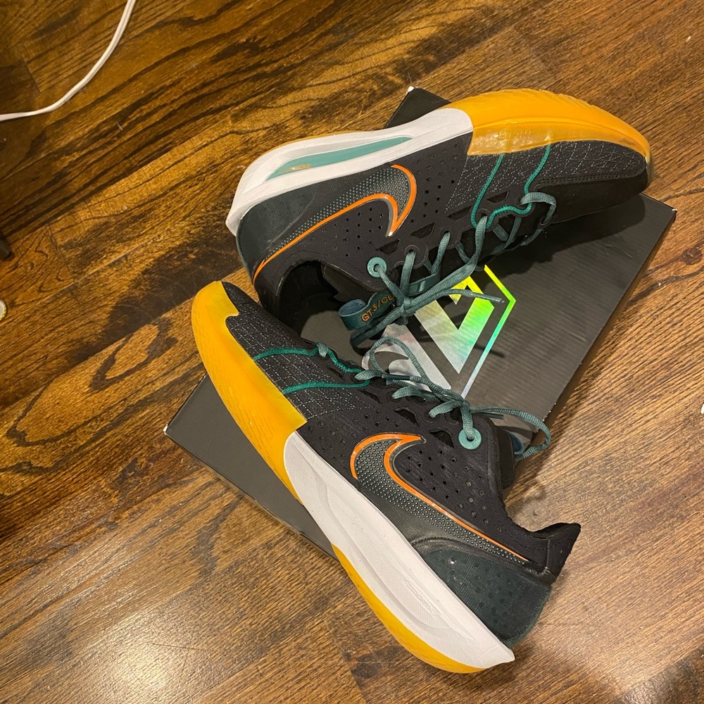 Nike GT Cut 3 Black/Vintage Green barely used only indoor